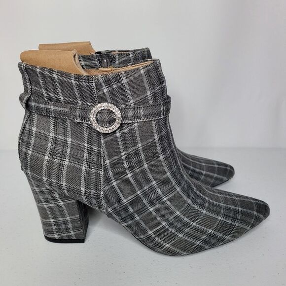 Journee Collection Sarah Grey Plaid Ankle Booties - Picture 4 of 6